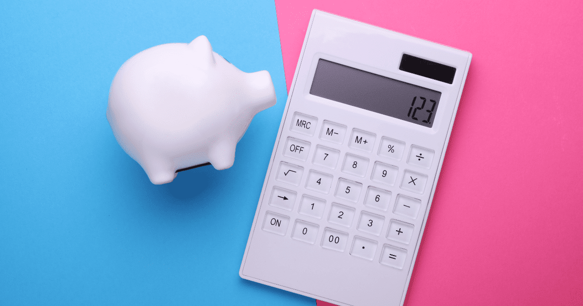 Hucha con forma de cerdo y calculadora sobre fondo bicolor, representando el ahorro y la gestión de gastos deducibles para autónomos.