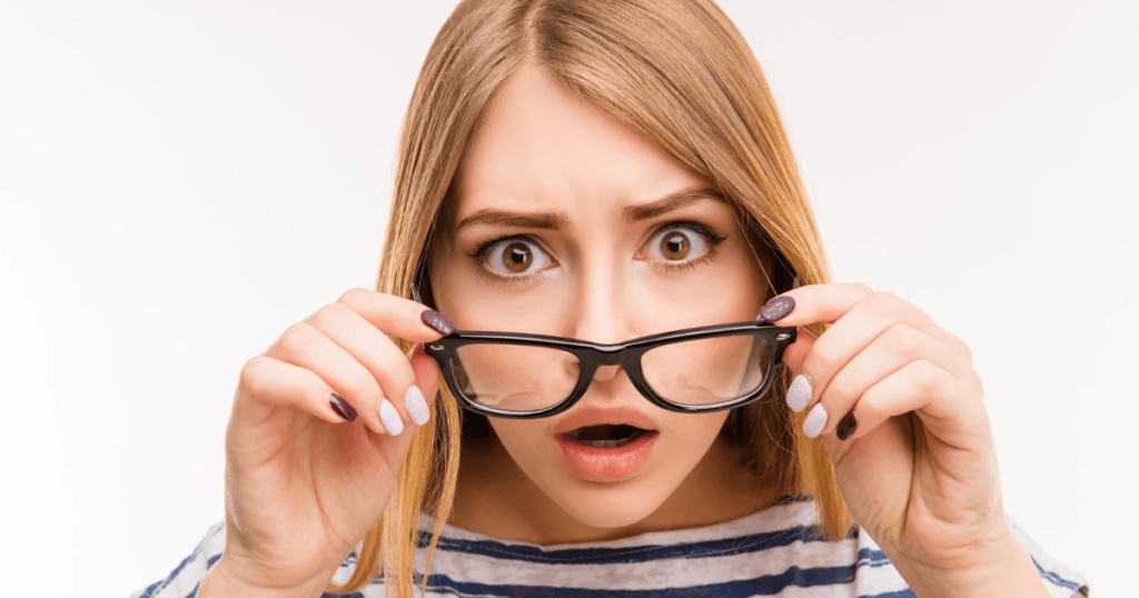 Autónoma con expresión de sorpresa bajándose las gafas al descubrir que tiene la casilla 600 del Modelo 036 marcada sin tener obligación.
