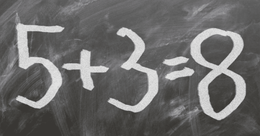 Operación matemática sencilla dibujada con tiza sobre una pizarra que representa el cálculo del IVA trimestral