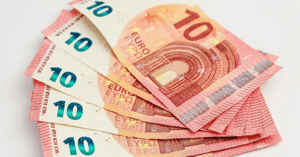 Pila de billetes, simbolizando el dinero real que pagan los autónomos en su cuota de la Seguridad Social y la importancia de ajustar la base a sus ingresos reales.
