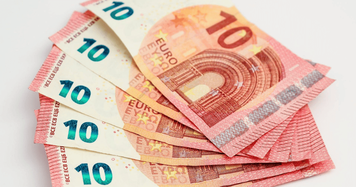 Pila de billetes, simbolizando el dinero real que pagan los autónomos en su cuota de la Seguridad Social y la importancia de ajustar la base a sus ingresos reales.