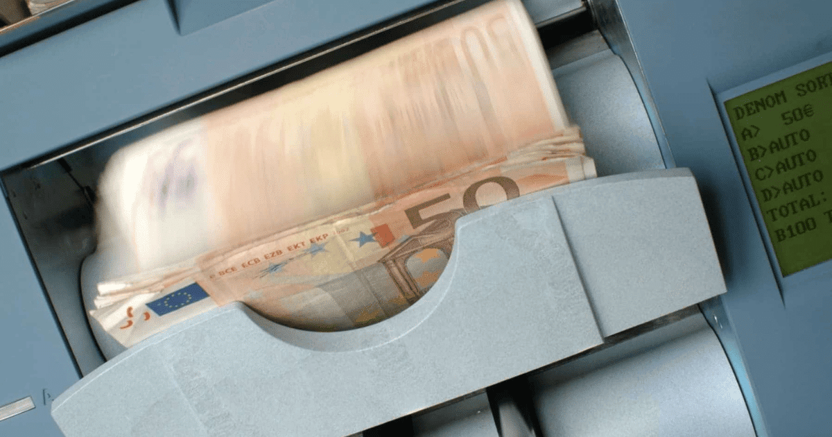 Máquina contadora contando billetes de 50 euros para explicar hasta cuándo te pueden devolver la Renta en tu cuenta bancaria.