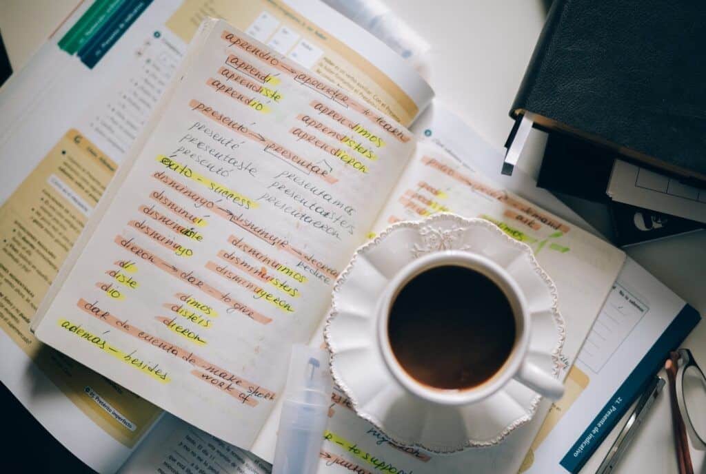 ¿Qué modelo tengo que presentar si recibo ingresos intracomunitarios?