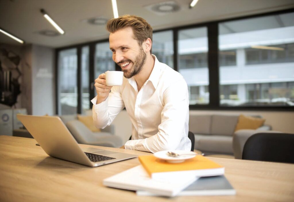 s autónomos que solicitaron las ayudas por cese de actividad para el tercer trimestre del año publicadas en el Real Decreto Ley 24/2020 de 26 de junio tendrán que acreditar el cumplimiento de los requisitos para no tener que proceder a la devolución de las mismas. Recordemos que para acceder al cese de actividad hacía falta que el autónomo presentara a su mutua una declaración responsable. Y, según la norma, para poder percibir las ayudas tendrían que acreditar que entre el 1 de julio y el 30 de septiembre de 2020 su facturación cayó en más del 75% respecto al mismo trimestre de 2019. Además, para acceder a la prestación, sus rendimientos netos tampoco podían ser superiores a los 5.818,75 euros durante el trimestre. ¿Quién tiene que devolver la prestación? Como hemos dicho, la Seguridad Social habilitó la concesión de las prestaciones mediante una declaración responsable del trabajador. Y una vez finalizado el periodo de solicitud de las ayudas, el autónomo era quién debía acreditar que cumplía los requisitos. Por tanto, se adelantaron las prestaciones y, posteriormente, es cuando se gestionan los supuestos de devolución. Los autónomos que, tras haber solicitado la prestación, han facturado más de lo esperado sobrepasando el rendimiento neto trimestral de 5.818,75 euros, o con una caída de la facturación menor del 75%, tendrán que devolver estas ayudas dentro de los plazos establecidos (que finalizan en enero de 2021). De igual modo ocurre con los autónomos de temporada que también previeron un cese de actividad y solicitaron la ayuda. Tal y como recoge el Real Decreto Ley 24/2020 de 26 de junio. Devolución de la prestación por requerimiento Aquellos autónomos obligados a la devolución de la prestación por no haber cumplido con los requisitos, y que no hayan renunciado a ella antes del 31 de agosto o la hayan devuelto por iniciativa propia, pueden proceder a su devolución por requerimiento. En este último caso, el autónomo puede esperar a que su mutua solicite dicha devolución a través de un requerimiento. No supondría recargos o intereses siempre que se cumpla con los plazos de devolución. El artículo 9.4 del Real Decreto Ley 24/202 de 26 de junio indica que “a partir del 21 de octubre de 2020 y del 1 de febrero de 2021, las mutuas colaboradoras con la Seguridad Social, siempre que tengan el consentimiento de los interesados otorgado en la solicitud, o el Instituto Social de la Marina, recabarán del Ministerio de Hacienda los datos tributarios de los ejercicios 2019 y 2020 necesarios para el seguimiento y control de las prestaciones reconocidas”. Y una vez se comprueben los datos para el reconocimiento de la prestación, “se procederá a reclamar las prestaciones percibidas por aquellos trabajadores autónomos que superen los límites de ingresos establecidos en este precepto, o que no acrediten una reducción en la facturación durante el tercer trimestre del año 2020 de al menos el 75% en relación con el mismo periodo del año 2019”. Si esto fuera así, “la entidad competente para la reclamación fijará la fecha de ingreso de las cantidades reclamadas que deberán hacerse sin intereses o recargo”, tal y como viene especificado en la norma. Documentación para la devolución por requerimiento En el caso de que la mutua no tenga acceso a los datos fiscales, el autónomo deberá aportarle una serie de documentos. Se debe llevar a cabo en los diez días siguientes a su requerimiento: Modelo 303 de autoliquidación del Impuesto sobre el Valor Añadido (IVA), correspondiente a las declaraciones del segundo y tercer trimestres de los años 2019 y 2020. Modelo 130 correspondiente a la autoliquidación en pago fraccionado del Impuesto sobre la Renta de las Personas Físicas (IRPF) del segundo y tercer trimestres de los años 2019 y 2020 a los efectos de poder determinar lo que corresponde al tercer y cuarto trimestre de esos años. Los trabajadores autónomos que tributen en el Impuesto sobre la Renta de las Personas Físicas (IRPF) por estimación objetiva (modelo 131) deberán aportar la documentación necesaria o cualquier otro medio de prueba que sirva para acreditar los ingresos exigidos en este precepto. La mutua establecerá una fecha para la devolución. Si el trabajador por cuenta propia devuelve todo lo que percibió en la fecha fijada tampoco habría penalizaciones. Pero si la devolución no se hiciera dentro de los plazos fijados, la Seguridad Social podría reclamar la deuda pendiente. Esto se haría con recargos que pueden oscilar entre el 10% y hasta más del 25% de la deuda, en función de la demora. Prestación extraordinaria por cese de actividad hasta el 31 de enero de 2021 Por otro lado, el Real Decreto Ley 30/2020 de 29 de septiembre recoge una prestación extraordinaria. Esta es efectiva desde el 1 de octubre de 2020 hasta el 31 de enero de 2021. La prestación permite acogerse a ayudas por cese de actividad correspondientes al cuarto trimestre del año. Hay que destacar que: Regula una prestación extraordinaria por cese de actividad para los trabajadores autónomos. Establece una prestación extraordinaria de cese de actividad para los trabajadores de temporada. Se establece la prórroga hasta el 31 de enero de 2021 de las prestaciones ya causadas y la compatibilidad con el trabajo por cuenta ajena.