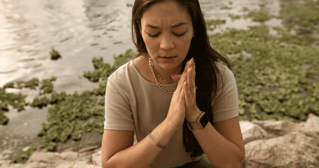 Mujer autónoma con actitud tranquila y manos en posición de agradecimiento, representando el alivio de saber que Hacienda no puede sancionar si no hay mala fe.