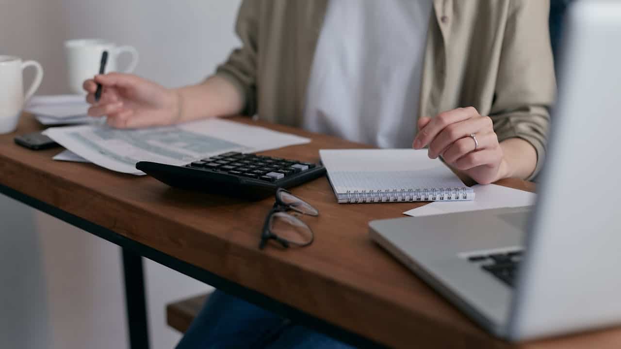 Si eres autónomo y quieres pagar menos impuestos de forma legal, existen distintas estrategias que te pueden ayudar a reducir lo que abonas en la declaración de la renta. Una de las claves está en conocer bien los gastos que puedes desgravar según tu tipo de actividad, ya que solo se tiene en cuenta el rendimiento neto, es decir, lo que ingresas menos lo que gastas para trabajar. Si controlas bien esas deducciones, puedes reducir el tramo de IRPF que te corresponde. También puedes jugar con los plazos legales para emitir facturas: por ejemplo, si en diciembre ya estás cerca de subir de tramo, puedes esperar hasta enero para facturar algunos servicios, siempre que no superes el plazo máximo que permite la ley. Otra vía para ahorrar impuestos es aportar a un plan de pensiones, ya que este tipo de producto permite deducirte una parte del dinero que inviertes en él, lo que reduce tu base imponible. Del mismo modo, si cotizas más a la Seguridad Social —ajustando tu cuota a tus ingresos reales— no solo pagas menos IRPF, sino que también mejoras tu cobertura futura. Finalmente, hay seguros que puedes contratar, como los médicos, de vida o de responsabilidad civil, que además de darte protección como profesional, también son deducibles y permiten rebajar la cantidad que te toca pagar a Hacienda. Aplicando bien estas opciones, puedes aligerar considerablemente tu carga fiscal sin salirte de la normativa vigente.