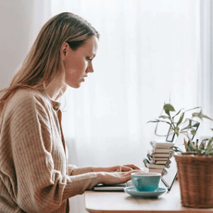 Autónoma utilizando el software de facturación intuitivo incluido en el Pack Esencial para gestionar sus impuestos.