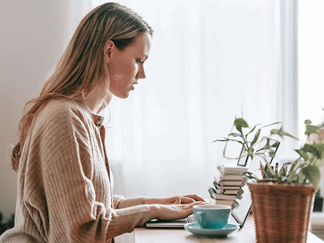 Mujer autónoma utilizando el software de facturación incluido en el Pack Esencial de asesoría fiscal.