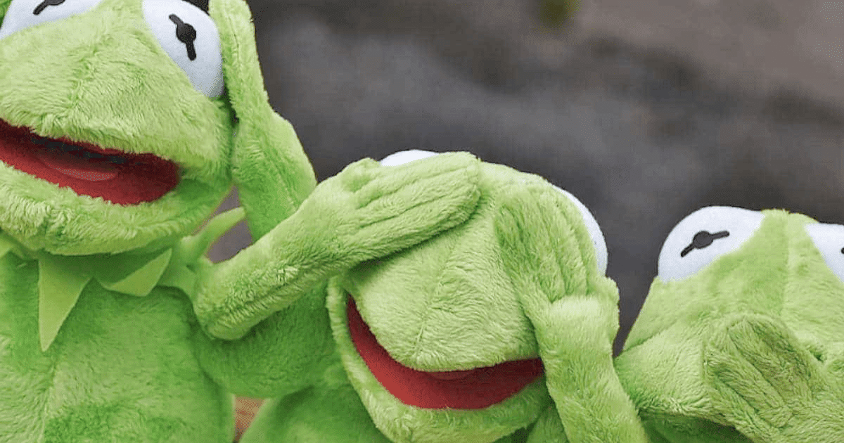 Tres marionetas de la rana Gustavo tapándose los oídos, los ojos y la boca, representando el agobio de los autónomos ante los errores del NRC en Hacienda.