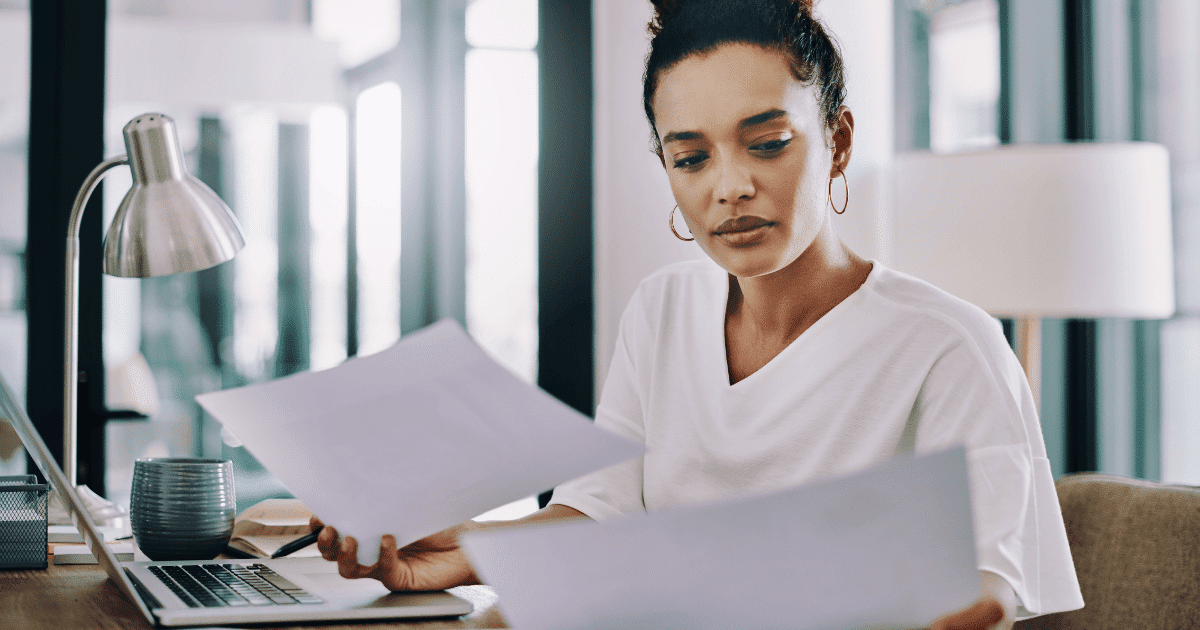 Mujer autónoma en oficina comparando precios y honorarios de gestoría online en España 2026.