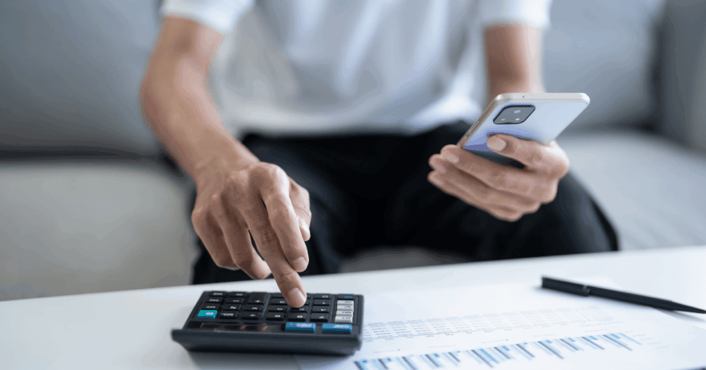 Persona revisando datos financieros y calculando impuestos para emitir una factura proforma profesional.
